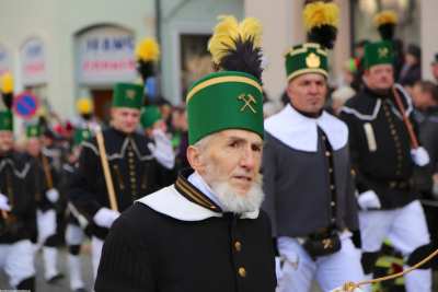 Bergmann trägt mit Stolz seine Paradeuniform bei der Bergparade in Annaberg-Buchholz