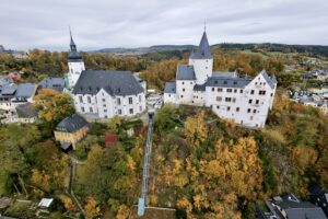 Schloss und Kirche auf dem Felsriegel in Schwarzenberg