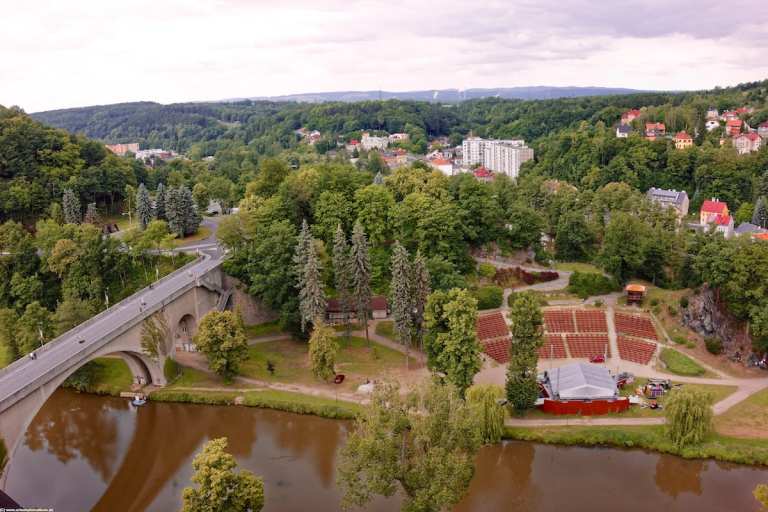 an der Eger unterhalb von Loket die Freilichtbühne