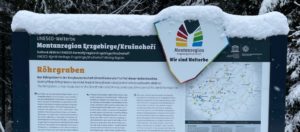 Infoschild der Montanregion Erzgebirge im Winter