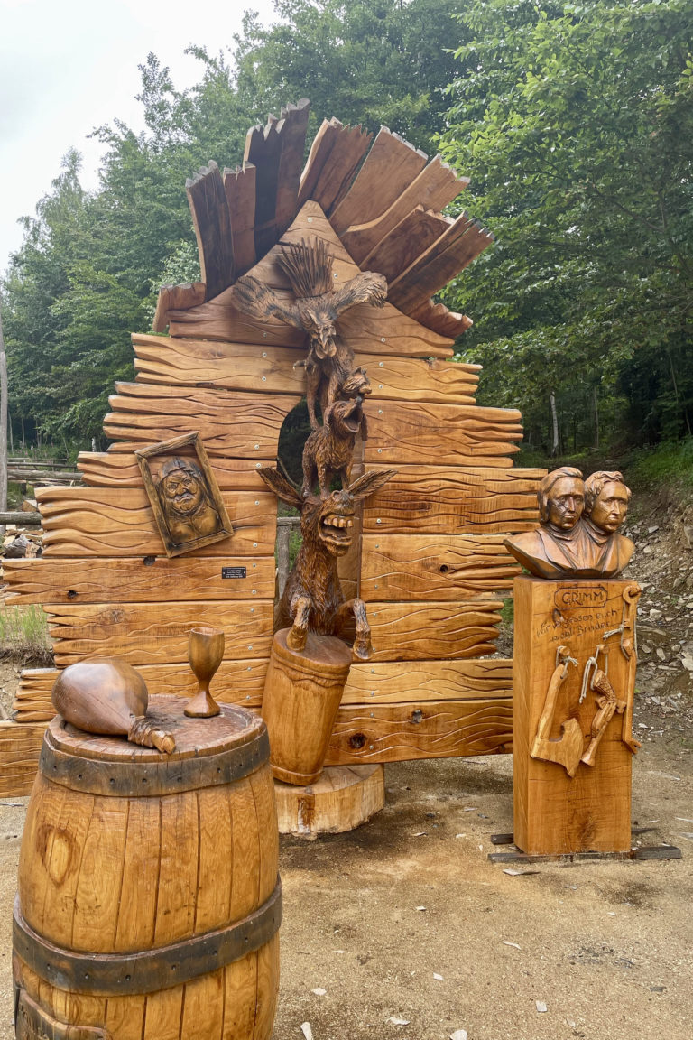 Blockhausen - Sauensäger - Kettensägenkünstler | Gebrueder Grimm Kettensaege Kunstwerk Gebrueder Grimm Kettensaege Kunstwerk | Blockhausen - Sauensäger - Kettensägenkünstler