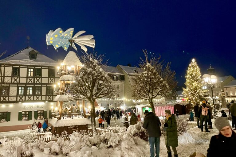 pyramide und baum auf dem weihnachtsmarkt in zwönitz
