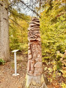 Holzskulptur der Berggeist vom Greifenstein steht Gevatter