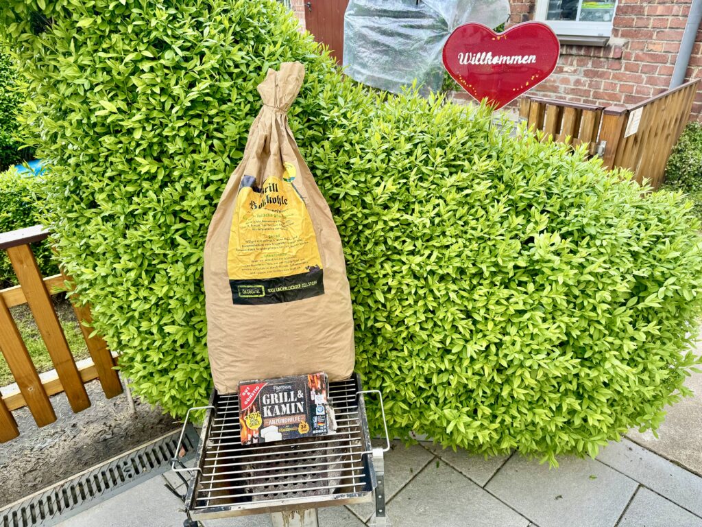 Holzkohlengrill Auf der Terrasse