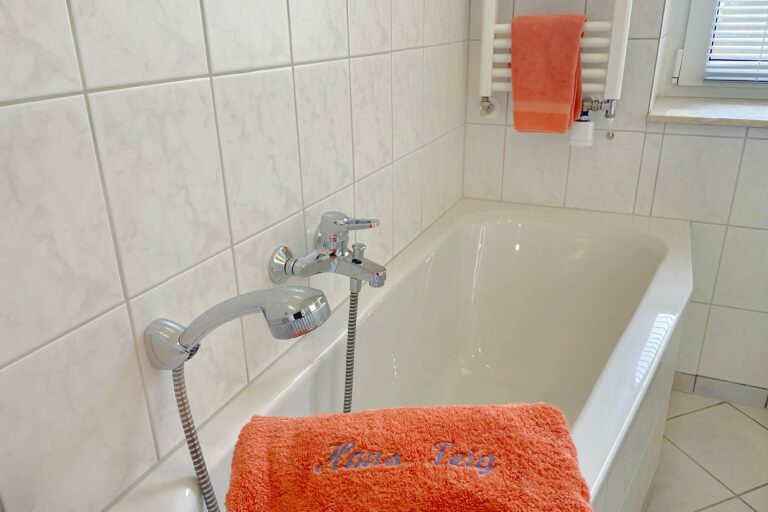 Badewanne mit Handtüchern im Badezimmer