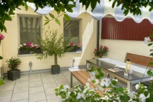 Terrasse mit blühender Bepflanzung