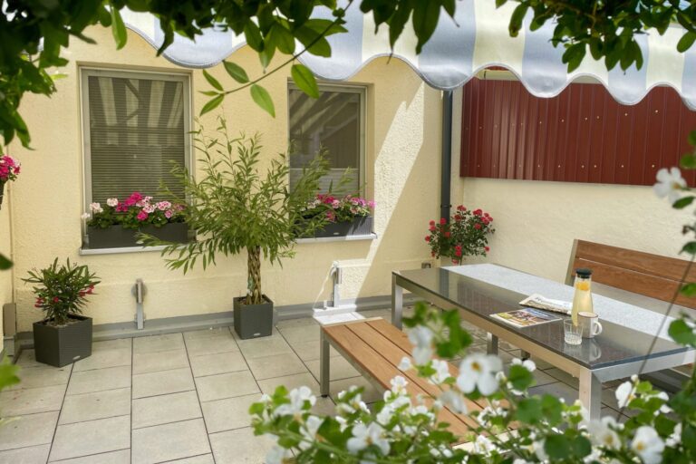 Terrasse mit blühender Bepflanzung