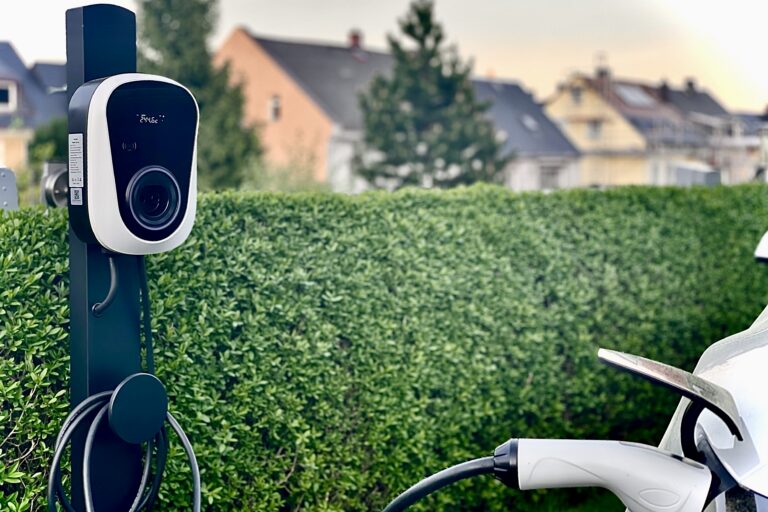 Wallbox zum Laden von Elektroautos an der Ferienwohnung Geyer