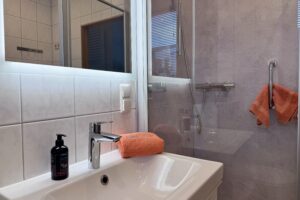 Waschtisch und separate Dusche im Tageslichtbad der Ferienwohnung Geyer