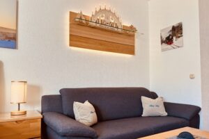 Gemütliches Sofa im Wohnbereich der Ferienwohnung Geyer